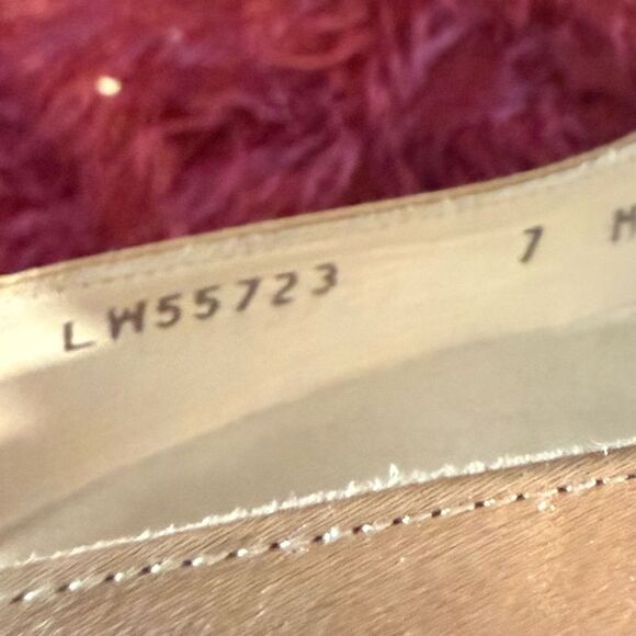 Stuart Weitzman Gigiritz Satin‎ Pumps
Size  Sz 7 - Picture 7 of 7